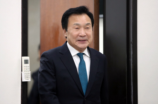 손학규 바른미래당 대표가 3일 국회에서 열린 최고위원회의에 입장하고 있다. 연합뉴스